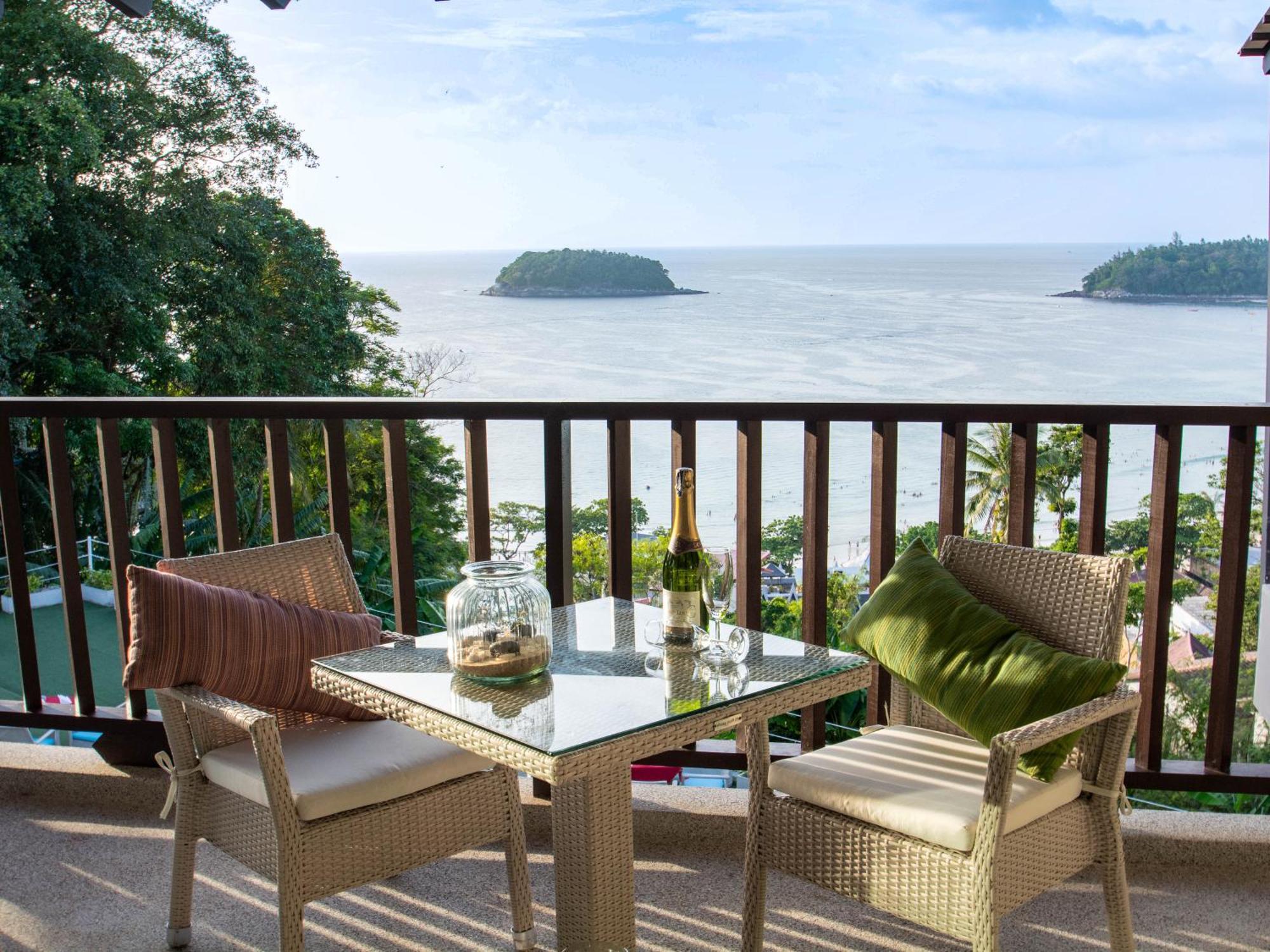 アンダマン カナーシア リゾート&スパ【SHA Plus+認定】 カタビーチ エクステリア 写真 A balcony with a view of the ocean