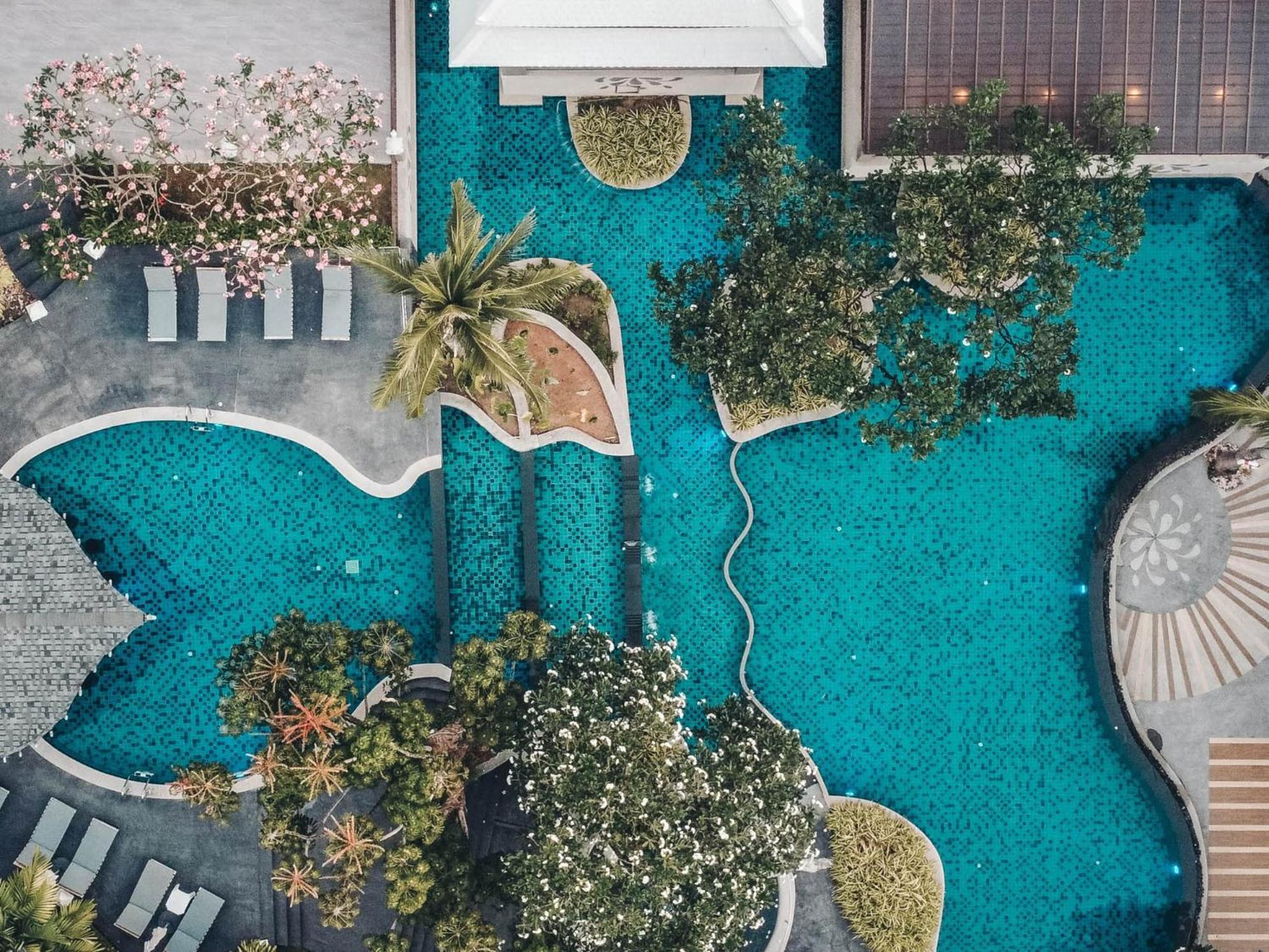 アンダマン カナーシア リゾート&スパ【SHA Plus+認定】 カタビーチ エクステリア 写真 The pool at the hotel