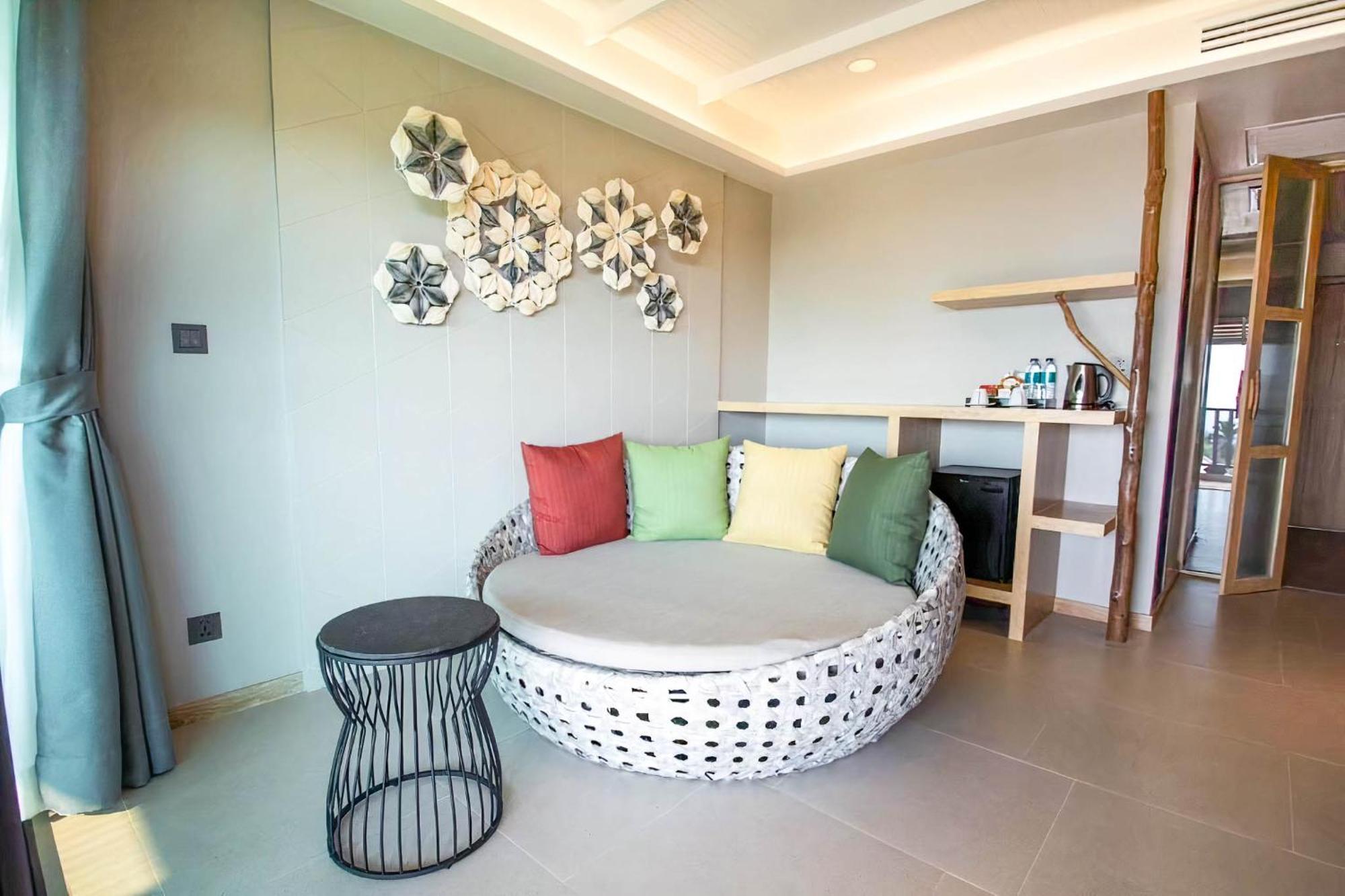 アンダマン カナーシア リゾート&スパ【SHA Plus+認定】 カタビーチ エクステリア 写真 A round sofa