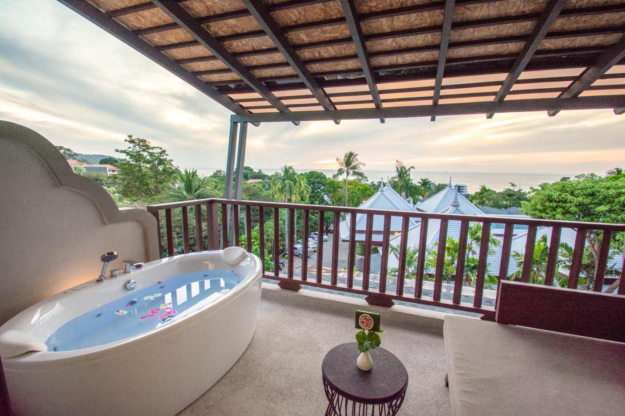 アンダマン カナーシア リゾート&スパ【SHA Plus+認定】 カタビーチ エクステリア 写真 A bathtub on a balcony