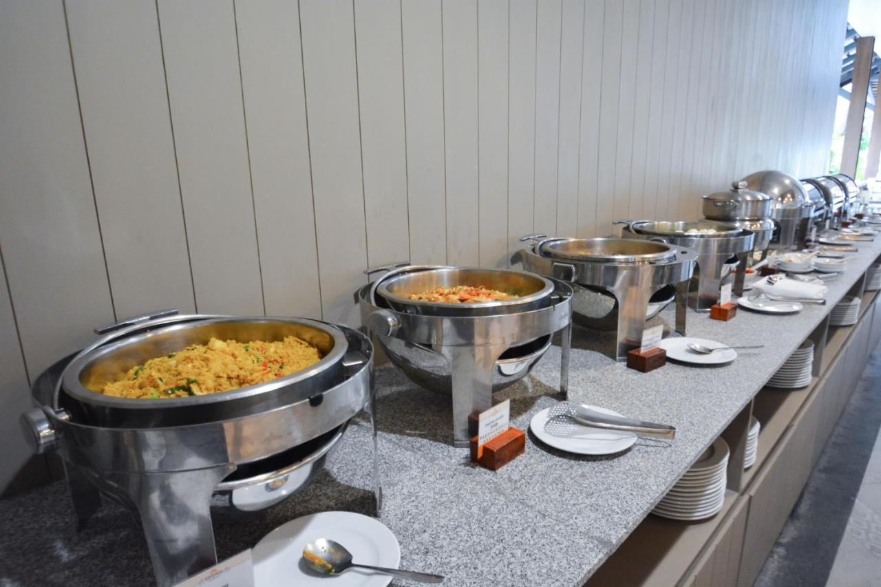 アンダマン カナーシア リゾート&スパ【SHA Plus+認定】 カタビーチ エクステリア 写真 A selection of Indian food at a buffet