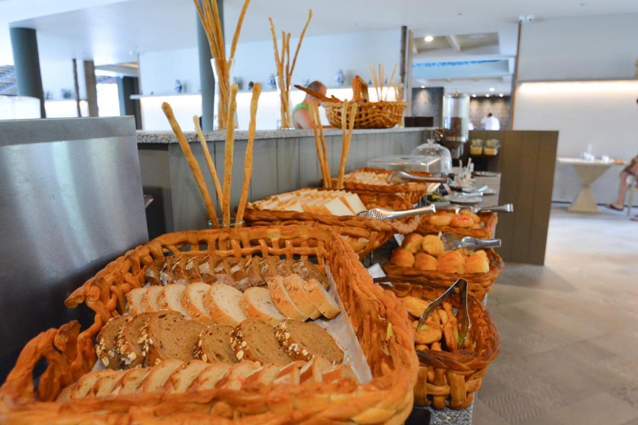 アンダマン カナーシア リゾート&スパ【SHA Plus+認定】 カタビーチ エクステリア 写真 A bread station at a buffet